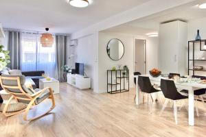 Posedenie v ubytovaní SPACIOUS, SUNNY FLAT BY CITY OF ARTS & SCIENCES
