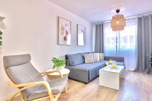 Posedenie v ubytovaní SPACIOUS, SUNNY FLAT BY CITY OF ARTS & SCIENCES