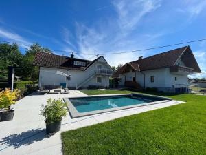 dom z basenem na podwórku w obiekcie Ferienwohnung Ramsbacher w mieście Velden am Wörthersee
