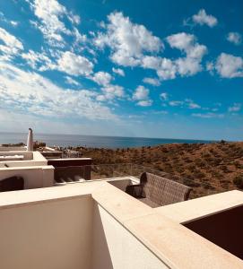 vistas al océano desde el balcón de una casa en La estrella de Javi en Benajarafe