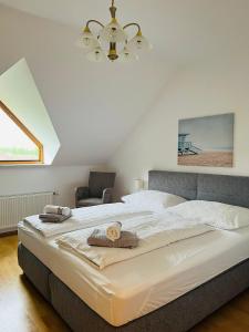 een slaapkamer met een groot bed en een stoel bij Ferienwohnung Ramsbacher in Velden am Wörthersee