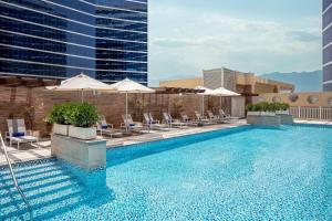 Doubletree By Hilton Fujairah City内部或周边的泳池