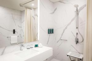 Doubletree By Hilton Fujairah City的一间浴室