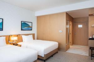 Doubletree By Hilton Fujairah City客房内的一张或多张床位