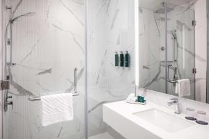 Doubletree By Hilton Fujairah City的一间浴室