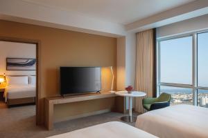 Doubletree By Hilton Fujairah City客房内的一张或多张床位