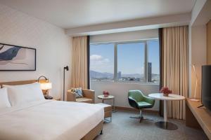 富查伊拉Doubletree By Hilton Fujairah City的一间带床和大窗户的酒店房间