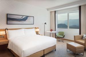 Doubletree By Hilton Fujairah City客房内的一张或多张床位
