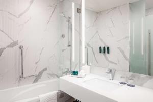 Doubletree By Hilton Fujairah City的一间浴室