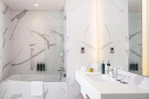 Doubletree By Hilton Fujairah City的一间浴室