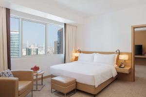 Doubletree By Hilton Fujairah City客房内的一张或多张床位