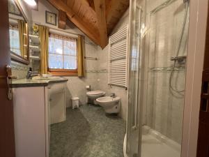 a bathroom with a toilet and a sink and a shower at Residenza Arcadia in Giustino