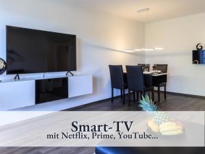 En TV eller et underholdningssystem på Relax Apartment Black & White