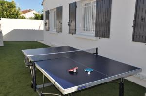 Taula de ping-pong a Holiday in Arles -Villa Jacuzzi o a prop