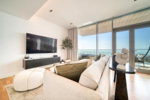 TV a/nebo společenská místnost v ubytování Bluewaters Residences - Sea View, Bluewaters Island - Mint Stay