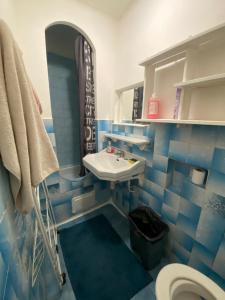 エクス・アン・プロヴァンスにあるAix Centre Ville Proche Mairieの青いタイル張りのバスルーム(洗面台、トイレ付)