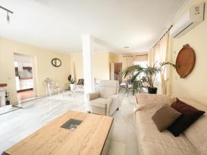 Posezení v ubytování Beautiful villa close to Puerto Banús