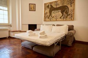 una stanza con un letto con asciugamani sopra di Riboty 21 a Roma