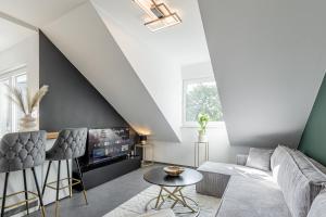 een woonkamer met een bank en een tv bij Luxus Wohnung I Gasgrill I Smart-TV I Balkon in Gütersloh