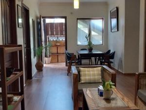 uma sala de estar com uma mesa e uma sala de jantar em ANGKOR DINO B&B em Siem Reap