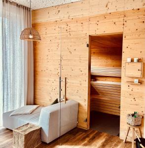 um quarto com uma cama e uma parede de madeira em Ölerhof em Haag am Hausruck