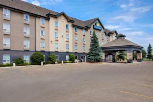 um hotel com um parque de estacionamento em frente em Days Inn by Wyndham Medicine Hat em Medicine Hat