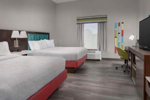 Hampton Inn Birmingham I-65/Lakeshore Drive tesisinde bir odada yatak veya yataklar