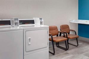 uma sala de espera com duas cadeiras e uma máquina de lavar louça em Hampton Inn Birmingham I-65/Lakeshore Drive em Birmingham