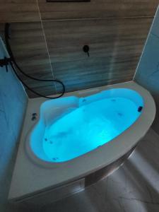 a bath tub with a blue water in a bathroom at אחוזת דולב-הצימר in Beit Shemesh