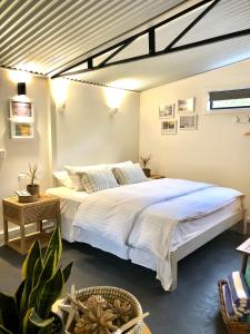 1 dormitorio con 1 cama blanca grande en una habitación en Capri Retreat - For Couples, en Saint Andrews Beach
