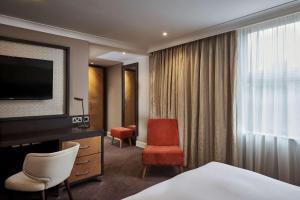 En TV eller et underholdningssystem på DoubleTree by Hilton London Ealing