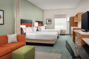 een hotelkamer met 2 bedden en een televisie bij Home2 Suites by Hilton - Memphis/Southaven in Southaven