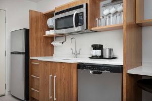 een keuken met een magnetron en een vaatwasser bij Home2 Suites by Hilton - Memphis/Southaven in Southaven