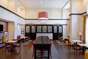 a dining room with tables and chairs at Hampton Inn & Suites Rohnert Park - Sonoma County in Rohnert Park