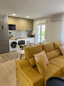 sala de estar con sofá y cocina en Nordic Home, en Tudela