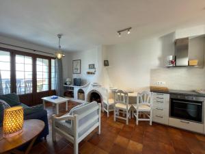 cocina y sala de estar con sofá y mesa en BERGANTIN 109 by SOM Menorca en Fornells