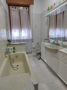 ein großes Badezimmer mit zwei Waschbecken, einer Badewanne und einer Badewanne in der Unterkunft B&B La Finestra Sul Mare in Ripatransone