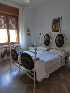 ein Schlafzimmer mit einem Bett mit zwei Plakaten darauf in der Unterkunft B&B La Finestra Sul Mare in Ripatransone