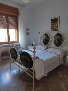 ein Schlafzimmer mit einem Bett mit zwei Plakaten an der Wand in der Unterkunft B&B La Finestra Sul Mare in Ripatransone