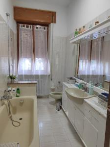 ein Badezimmer mit einer Badewanne, einem Waschbecken und einem WC in der Unterkunft B&B La Finestra Sul Mare in Ripatransone