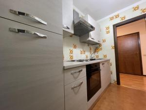 Kuchyň nebo kuchyňský kout v ubytování 026 Bilocale con caminetto, Giustino