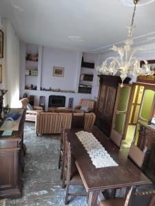 ein Esszimmer mit einem Tisch und ein Wohnzimmer in der Unterkunft B&B La Finestra Sul Mare in Ripatransone