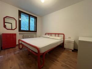 Postel nebo postele na pokoji v ubytování 026 Bilocale con caminetto, Giustino