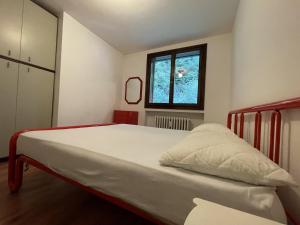 Postel nebo postele na pokoji v ubytování 026 Bilocale con caminetto, Giustino