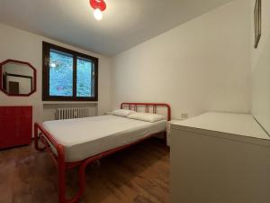 Postel nebo postele na pokoji v ubytování 026 Bilocale con caminetto, Giustino