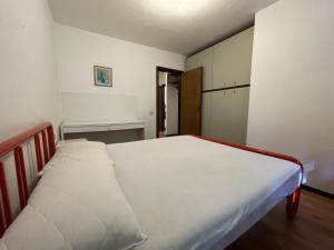 Postel nebo postele na pokoji v ubytování 026 Bilocale con caminetto, Giustino