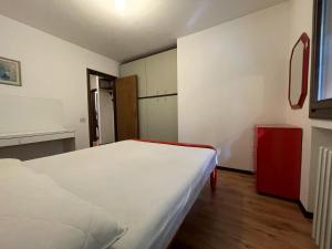Postel nebo postele na pokoji v ubytování 026 Bilocale con caminetto, Giustino