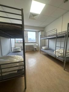 En eller flere senge i et værelse på Hostel by Bromma