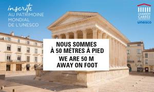 un panneau devant un bâtiment dans l'établissement Royal Hôtel, à Nîmes