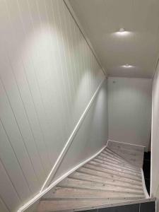 Una escalera en una habitación con una pared blanca en Modern family home in Voss, en Vossevangen